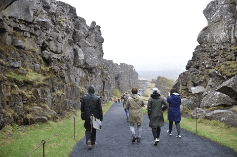 Av einari oyggj til aðra.