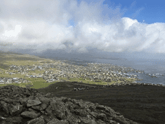 Gongutúrur niðan á Kongavarðarnar í góðveðrinum í gjár